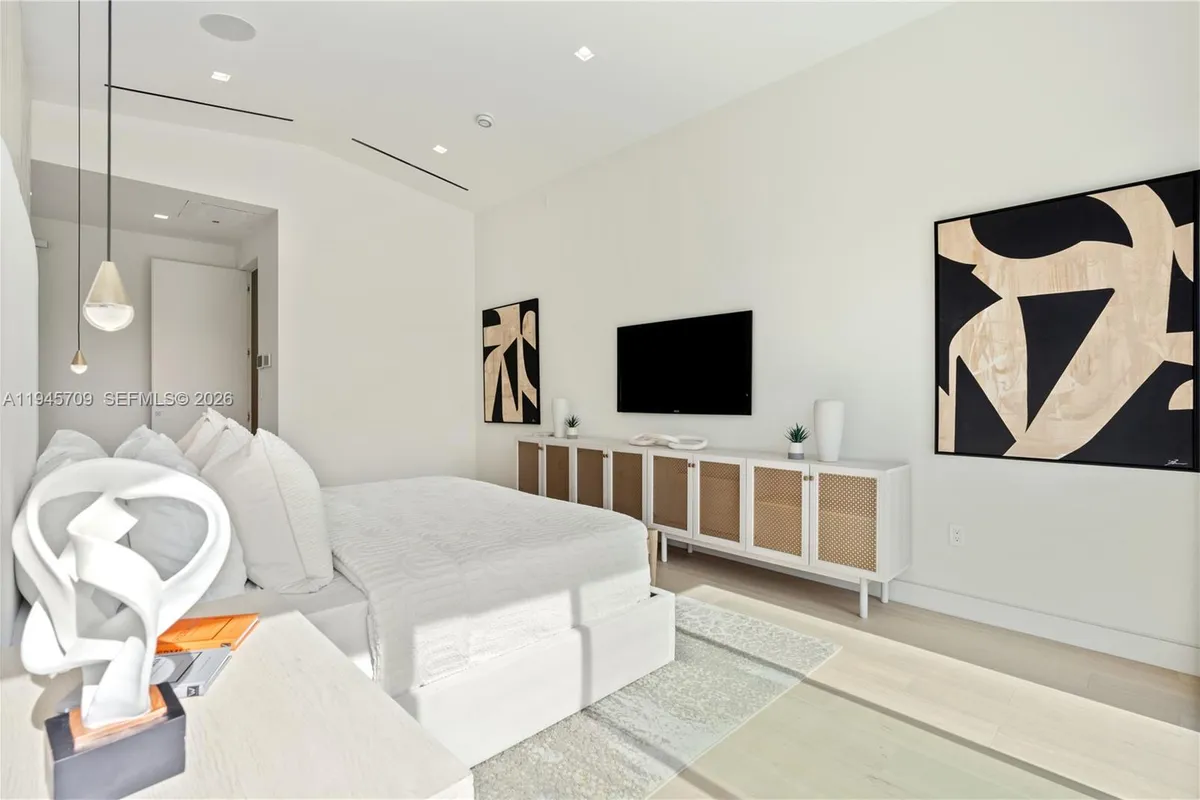 536 W 51st St, Miami Beach FL 33140