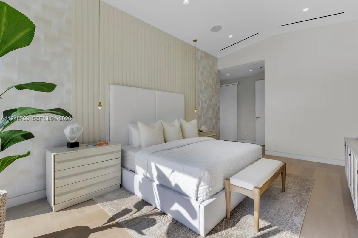 536 W 51st St, Miami Beach FL 33140