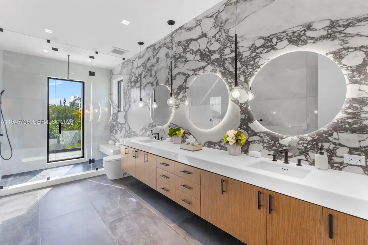 536 W 51st St, Miami Beach FL 33140