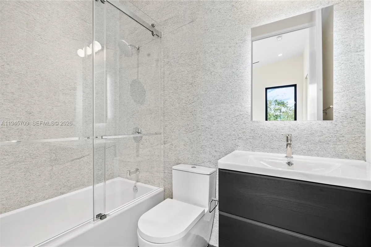 536 W 51st St, Miami Beach FL 33140