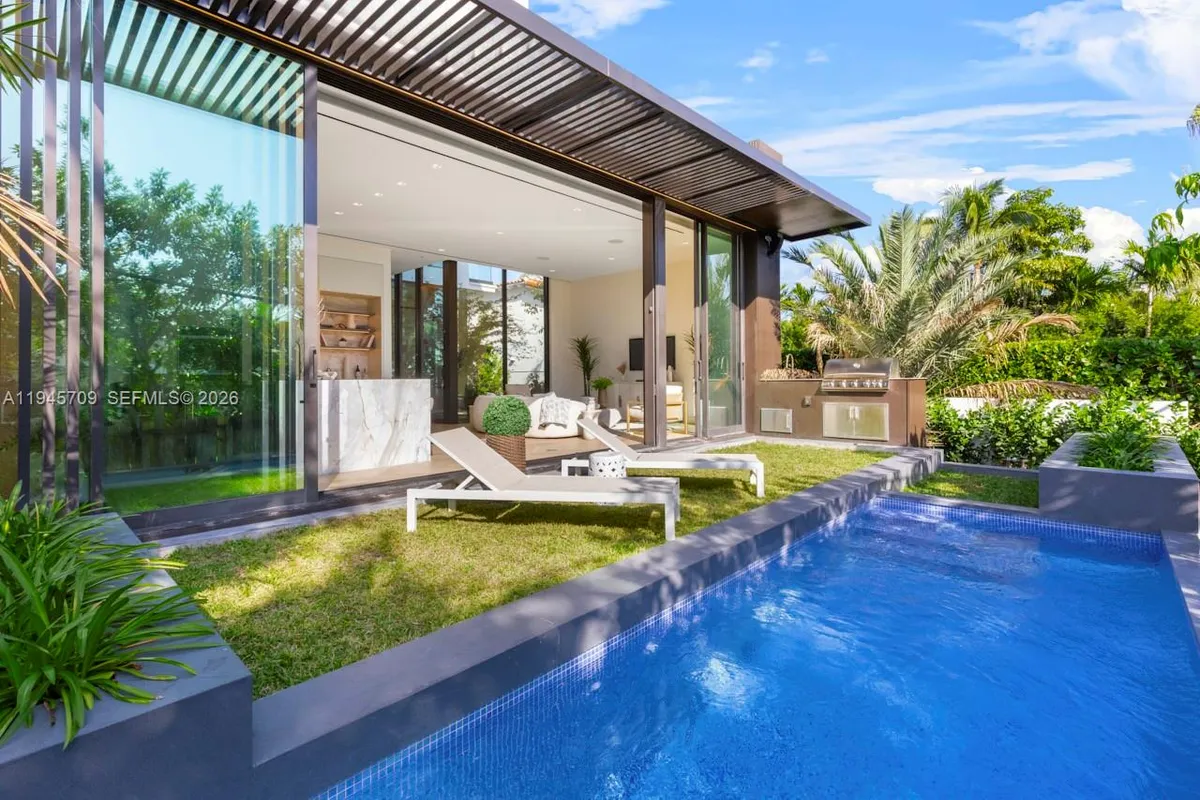 536 W 51st St, Miami Beach FL 33140