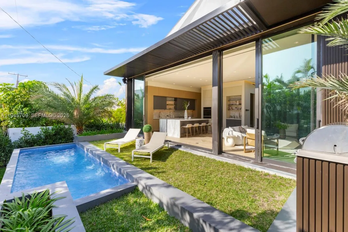 536 W 51st St, Miami Beach FL 33140