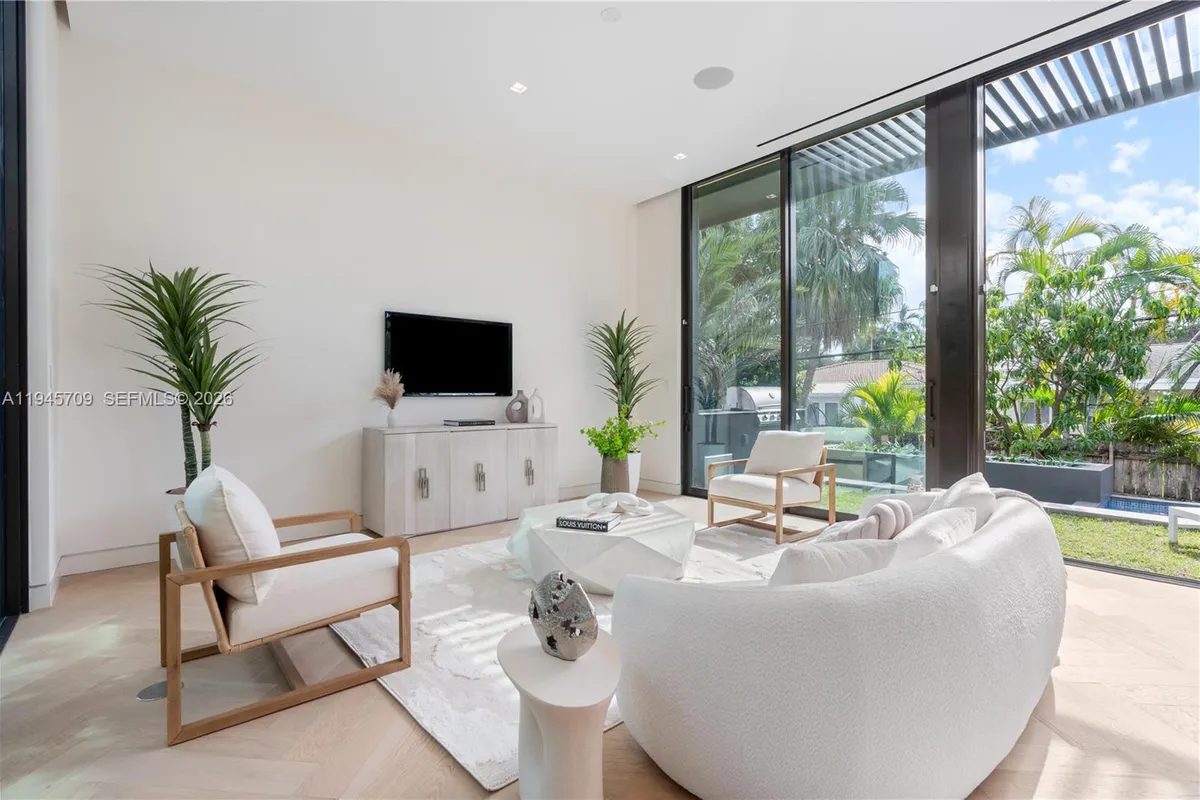 536 W 51st St, Miami Beach FL 33140