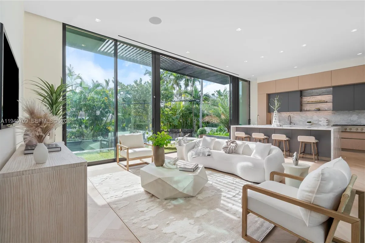 536 W 51st St, Miami Beach FL 33140