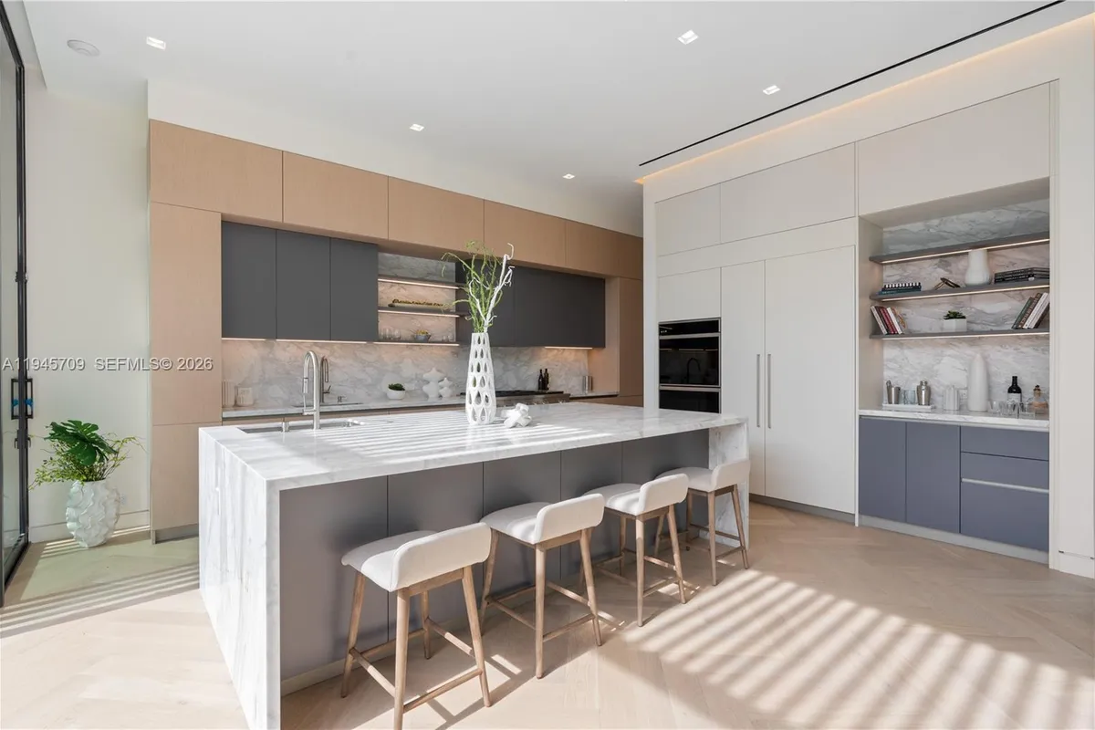 536 W 51st St, Miami Beach FL 33140