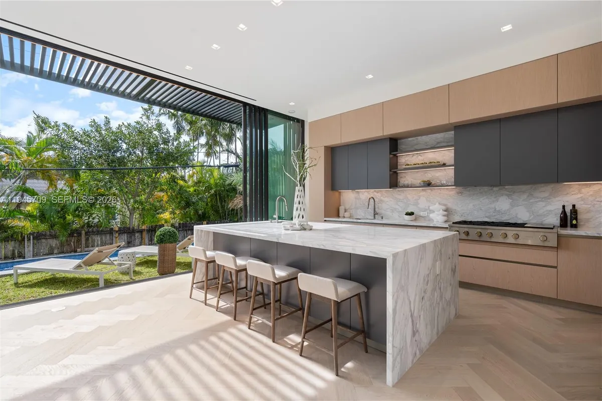 536 W 51st St, Miami Beach FL 33140