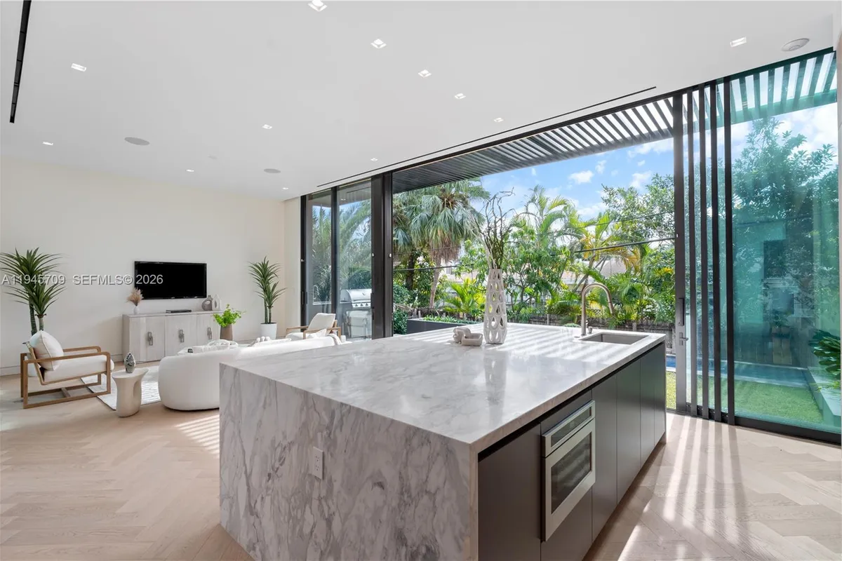 536 W 51st St, Miami Beach FL 33140