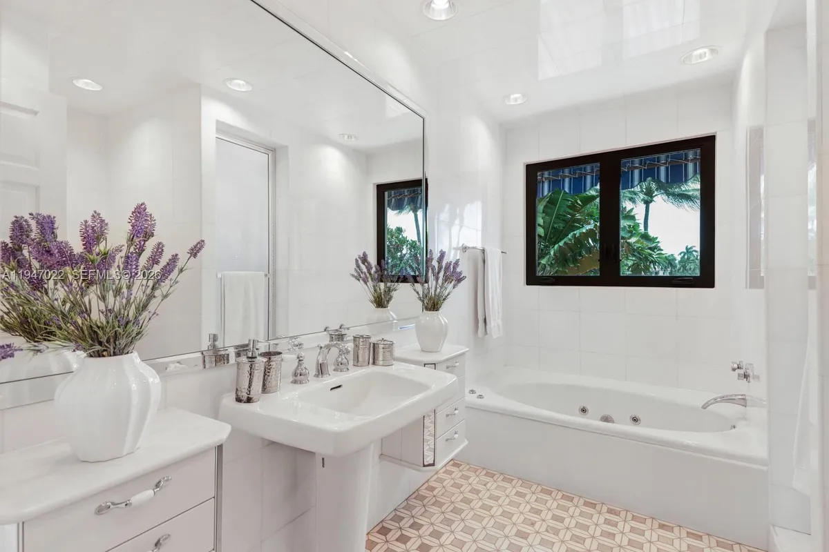 56 S Hibiscus Dr, Miami Beach FL 33139