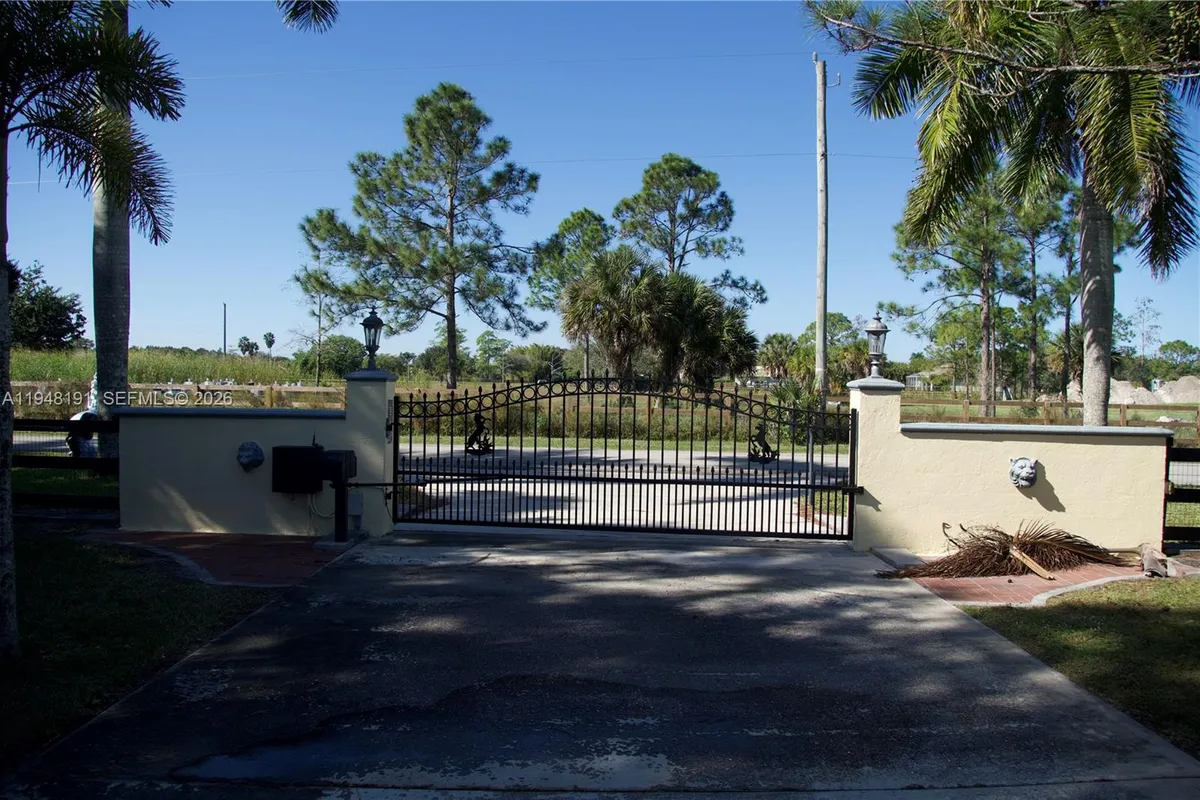 2564 Deer Run Trl, Loxahatchee FL 33470