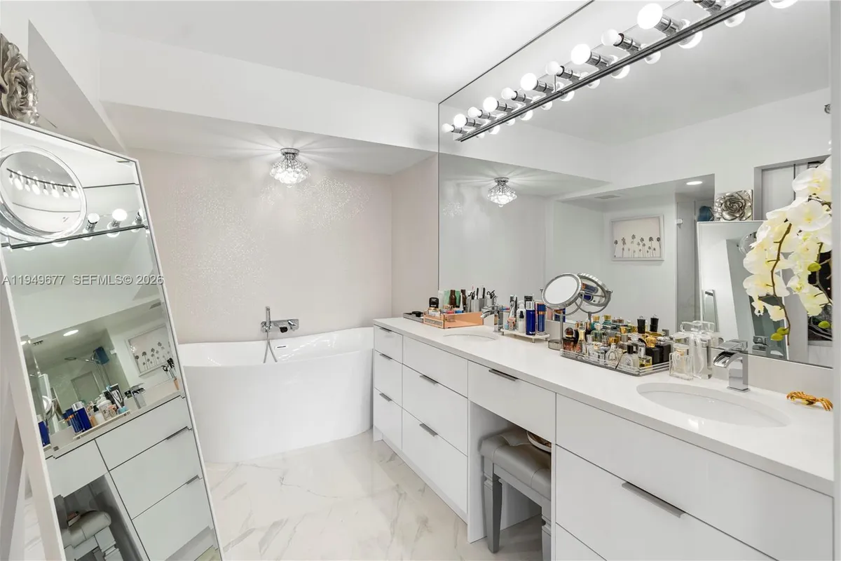 3600 Mystic Pointe Dr # 1017, Aventura FL 33180