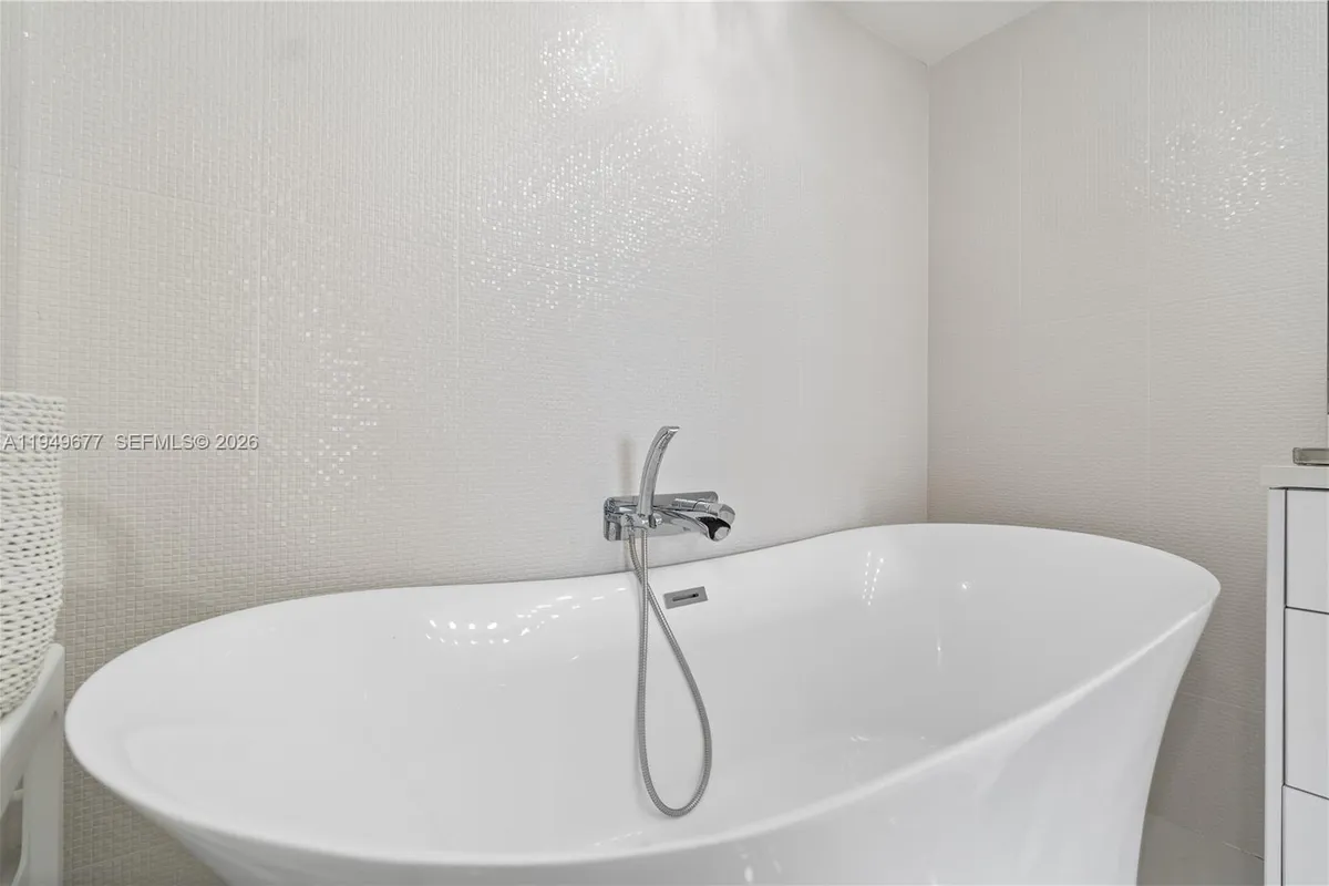 3600 Mystic Pointe Dr # 1017, Aventura FL 33180