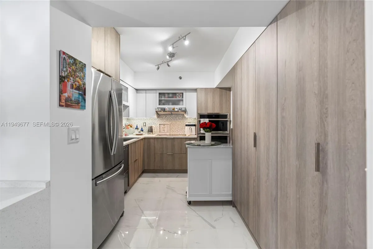 3600 Mystic Pointe Dr # 1017, Aventura FL 33180