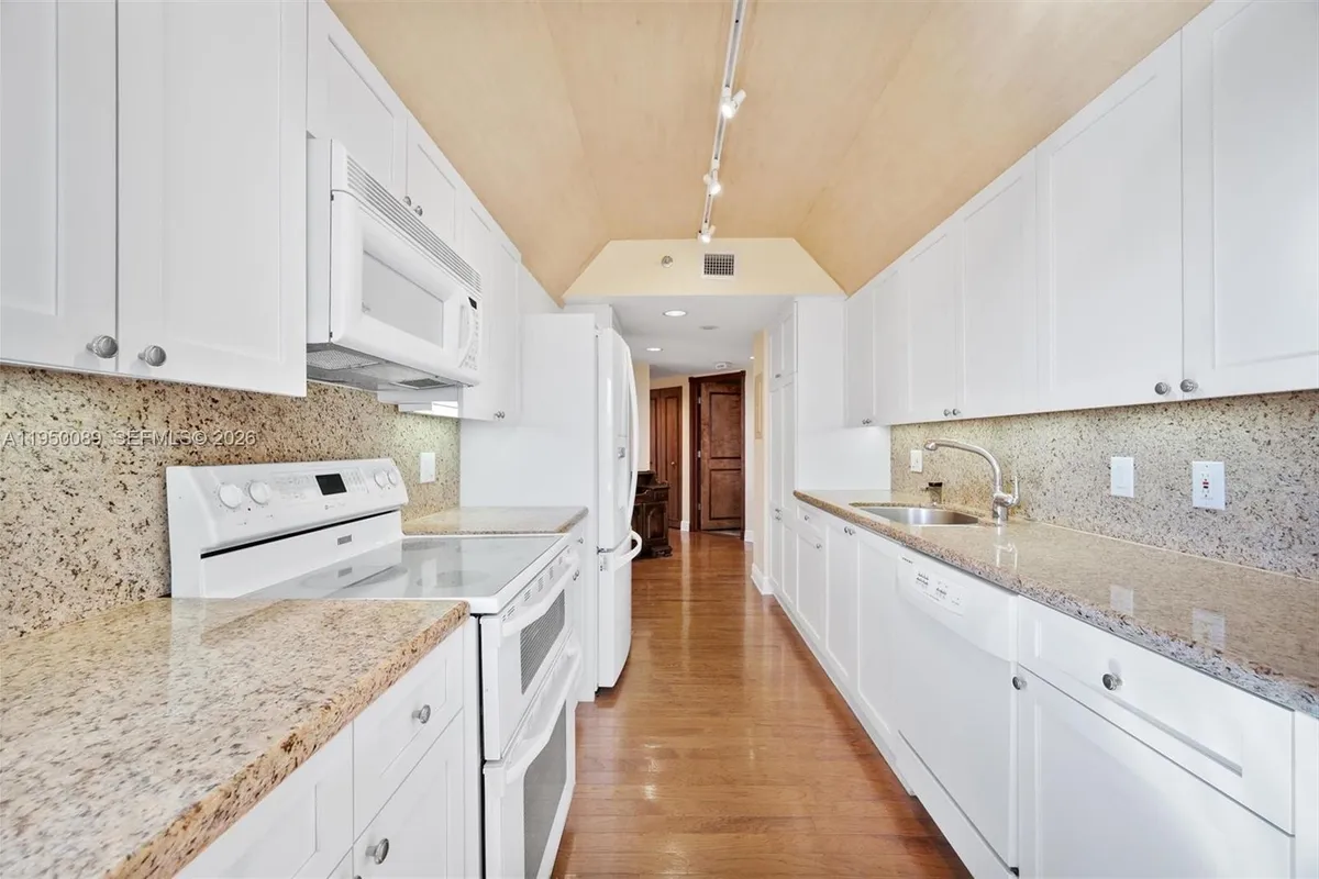 1000 E Island Blvd # 803, Aventura FL 33160