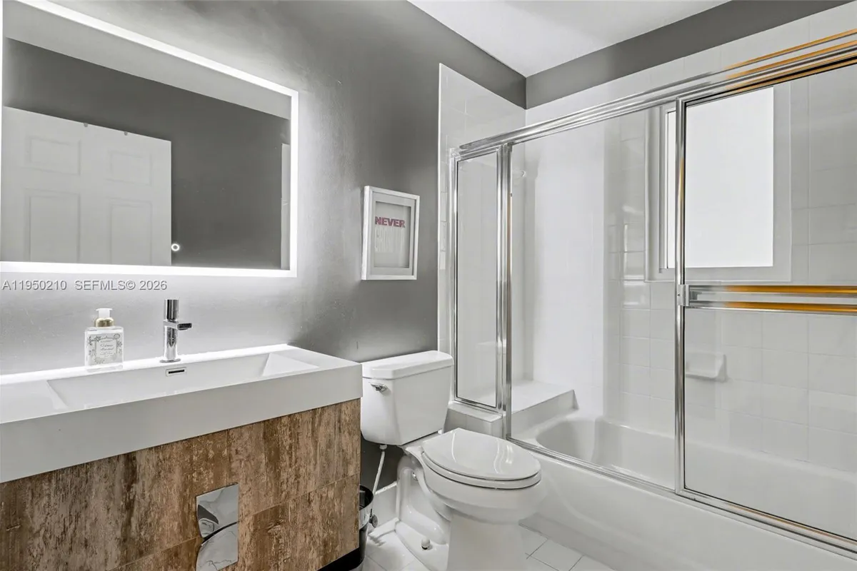 1140 Canella Ln, Hollywood FL 33019