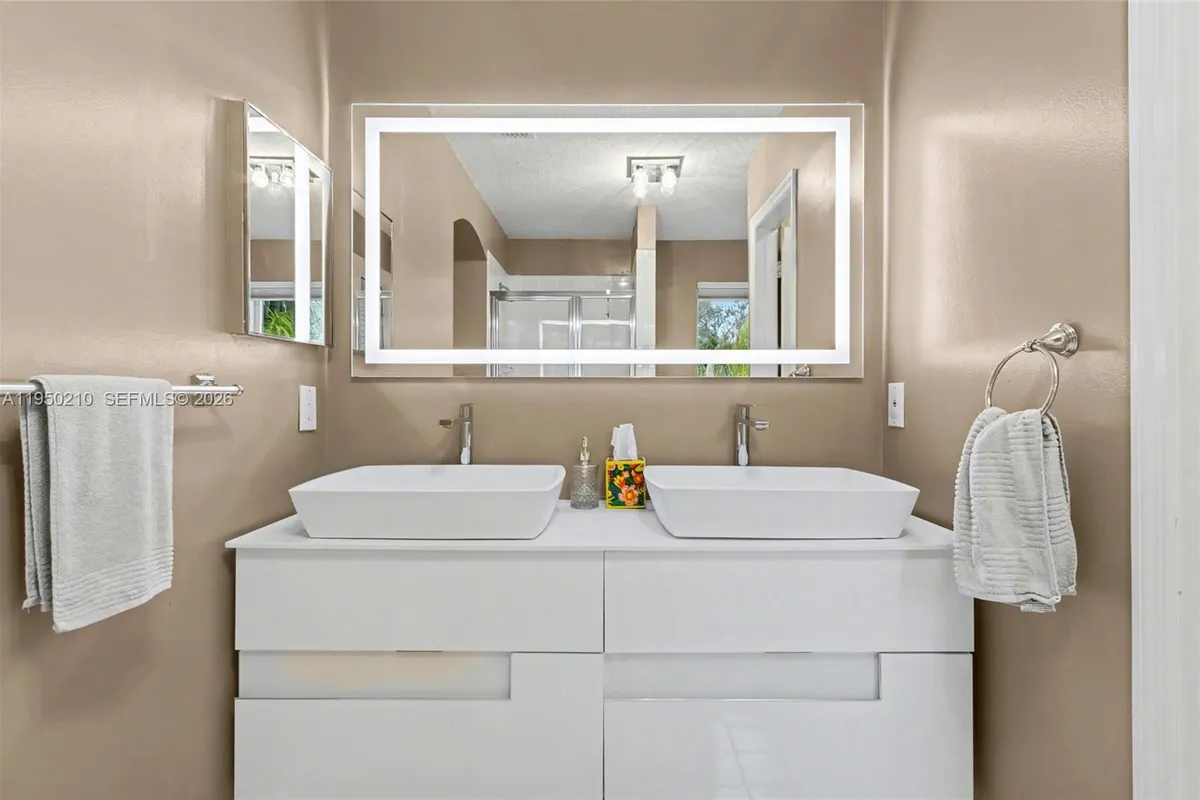 1140 Canella Ln, Hollywood FL 33019