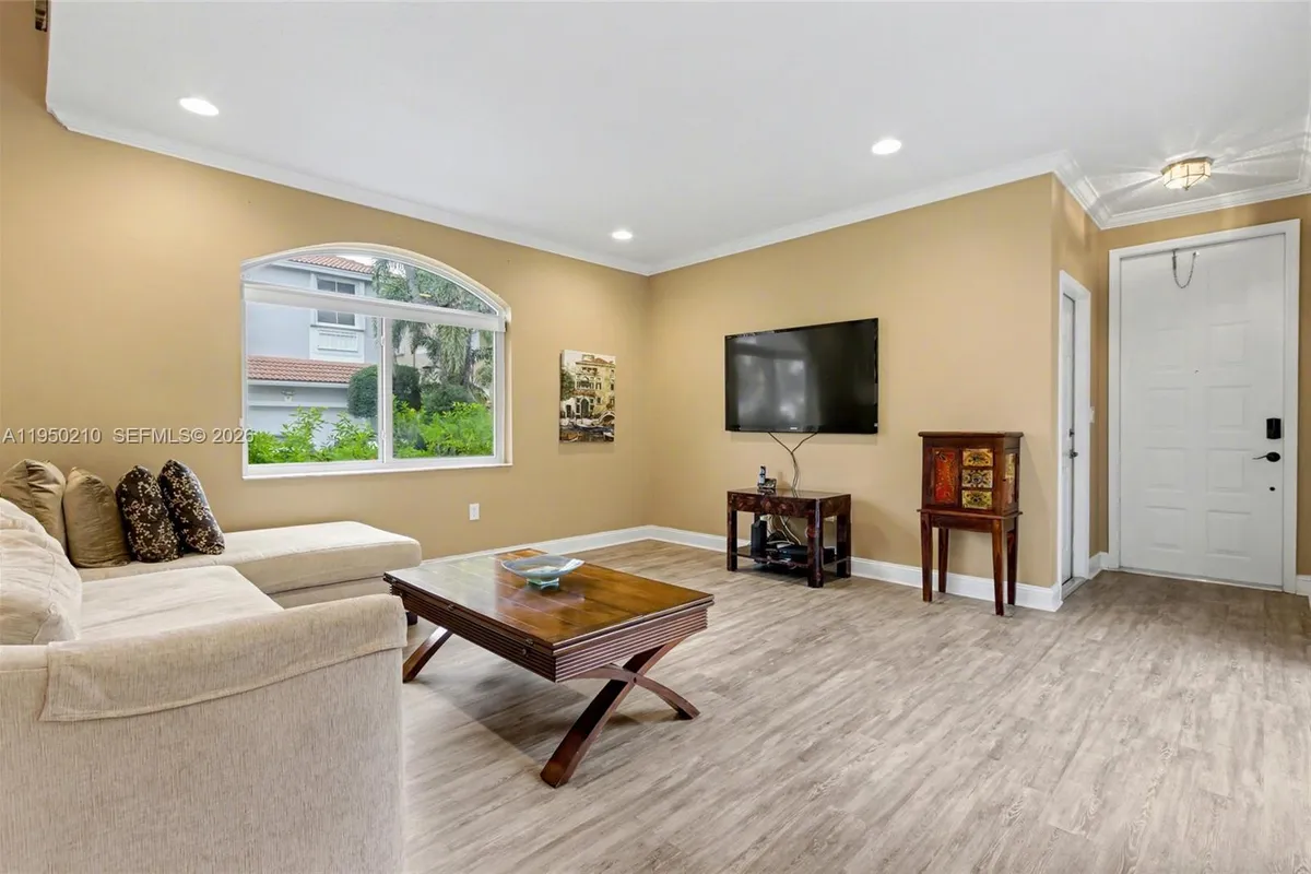 1140 Canella Ln, Hollywood FL 33019