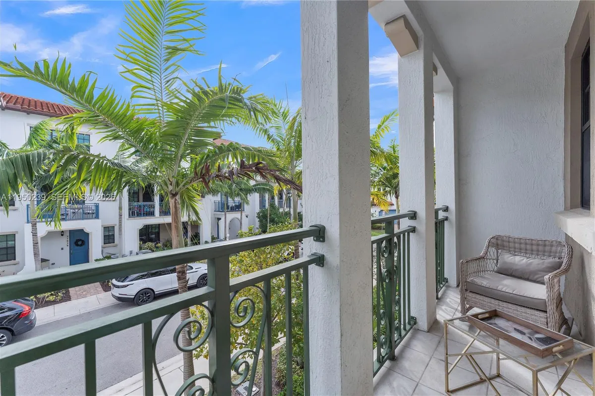 11537 SW 13th Ct, Pembroke Pines FL 33025