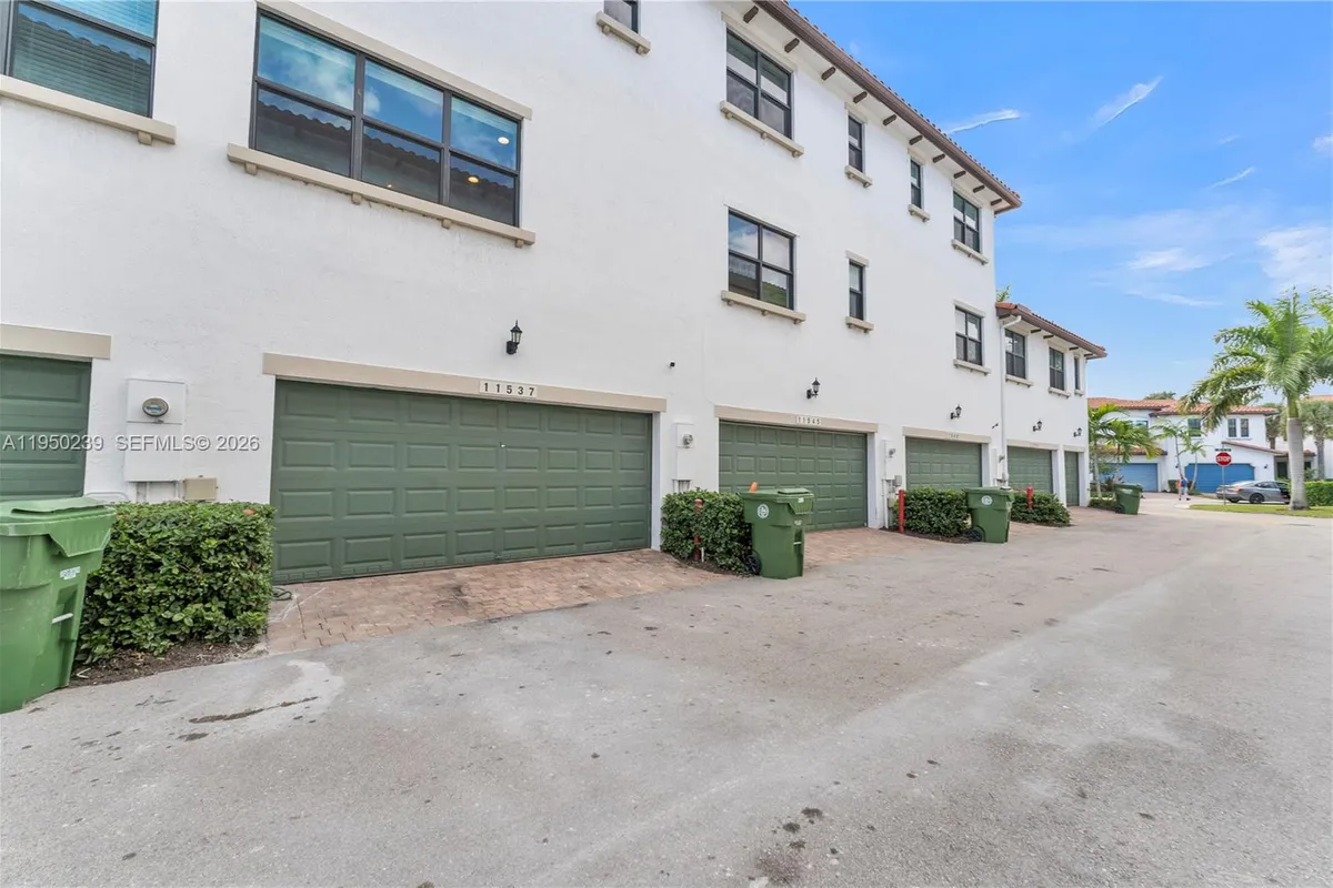 11537 SW 13th Ct, Pembroke Pines FL 33025