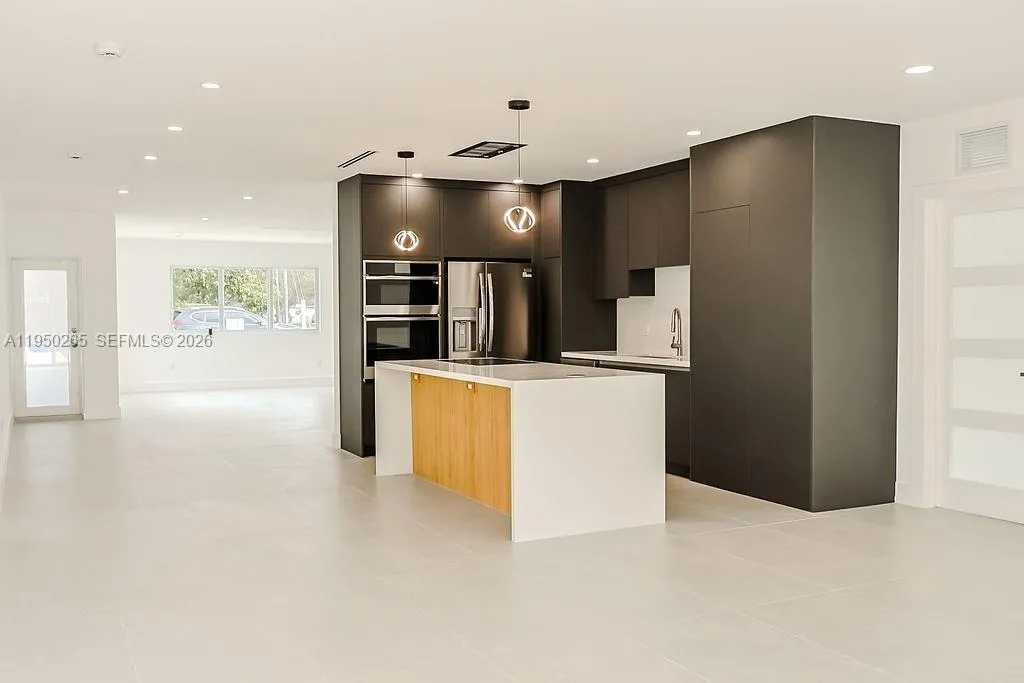 588 Palmetto Dr, Miami Springs FL 33166