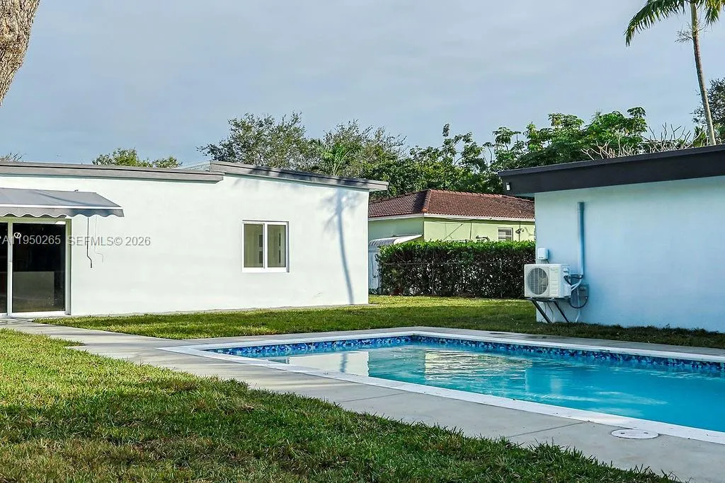 588 Palmetto Dr, Miami Springs FL 33166