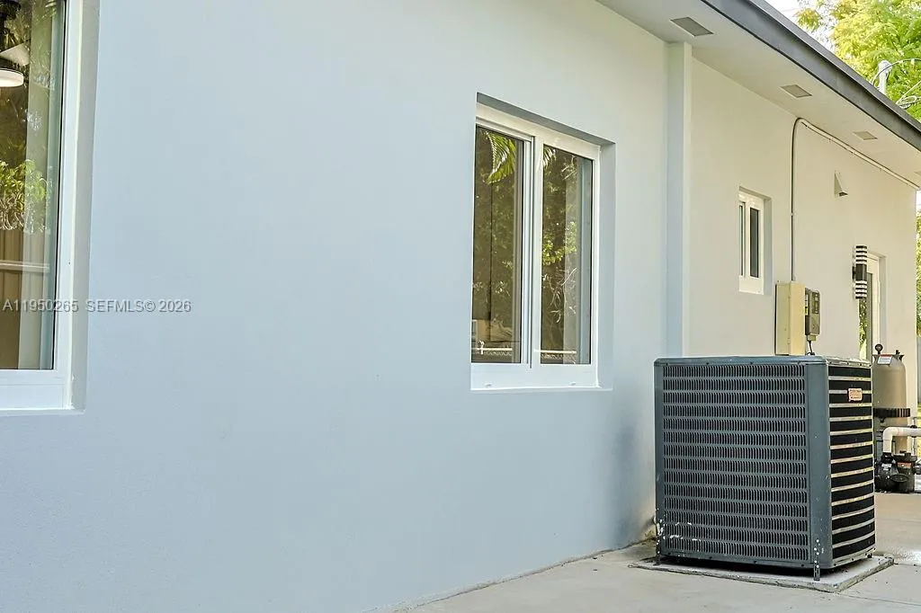 588 Palmetto Dr, Miami Springs FL 33166