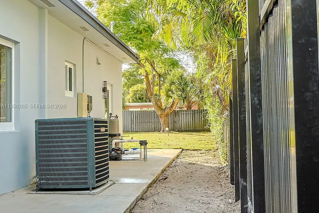 588 Palmetto Dr, Miami Springs FL 33166