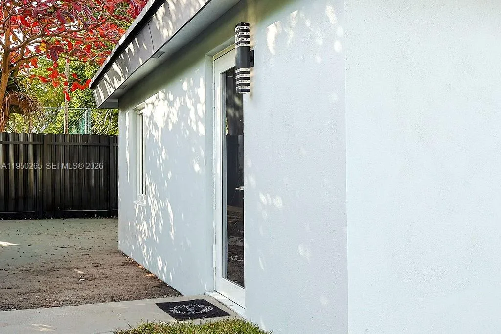 588 Palmetto Dr, Miami Springs FL 33166