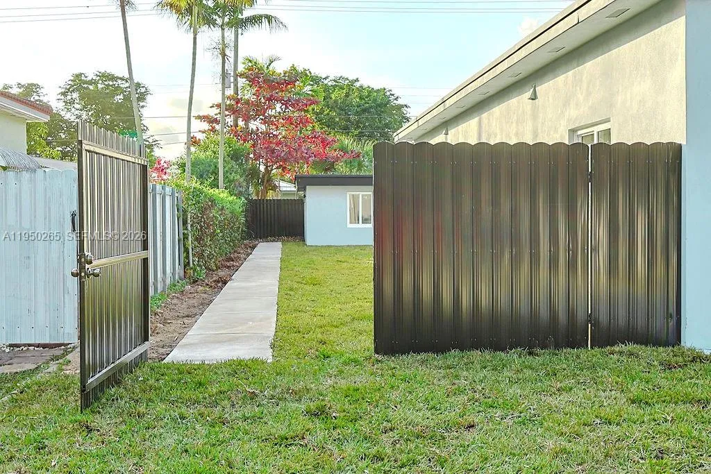 588 Palmetto Dr, Miami Springs FL 33166