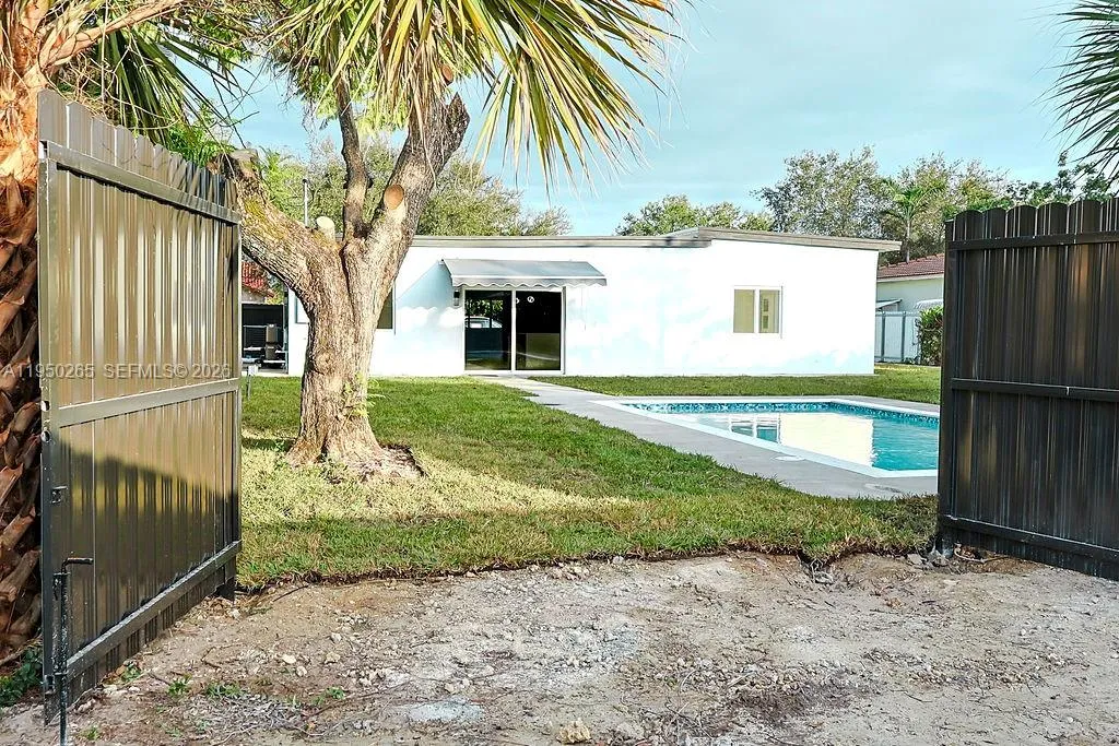 588 Palmetto Dr, Miami Springs FL 33166