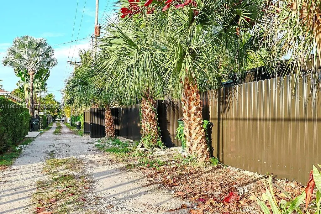 588 Palmetto Dr, Miami Springs FL 33166