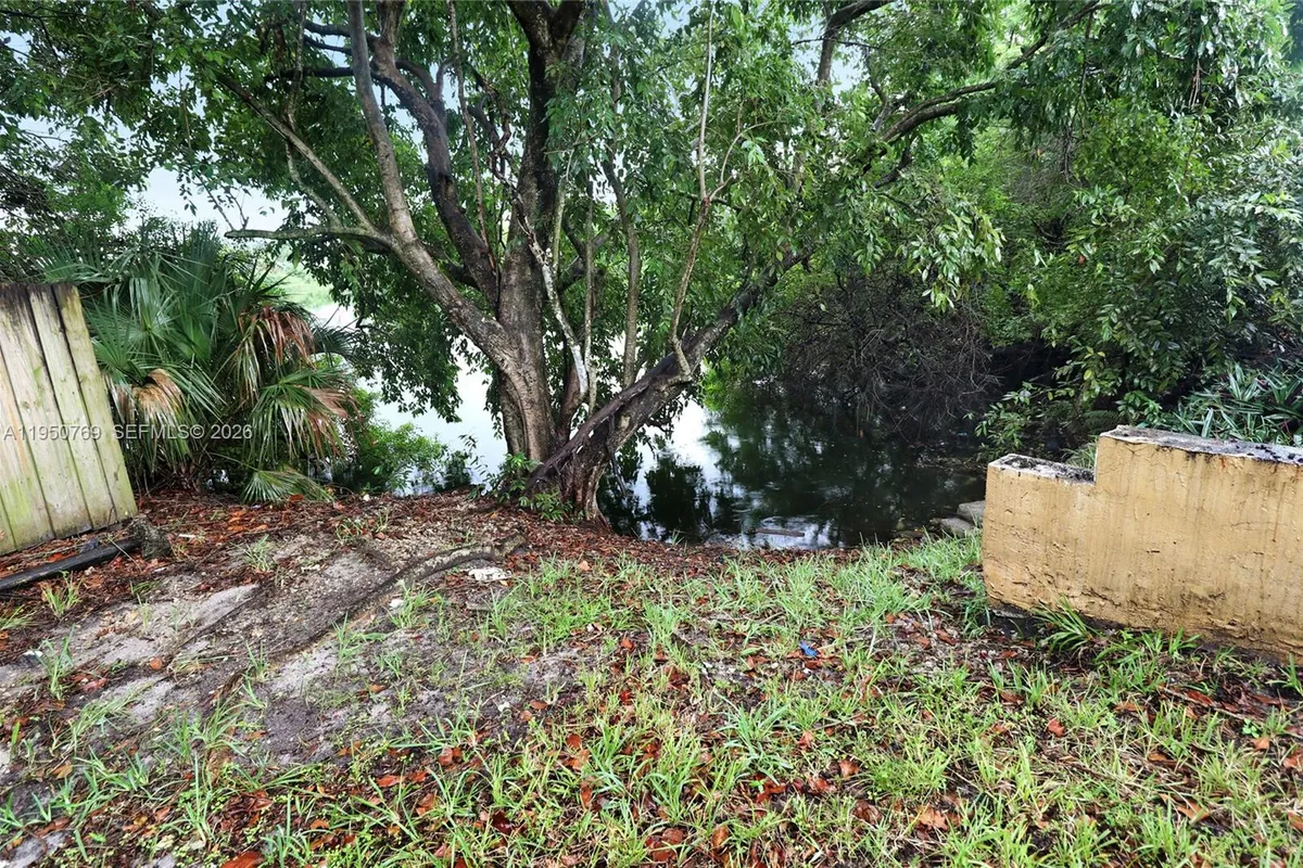 6120 SW 19th St, North Lauderdale FL 33068