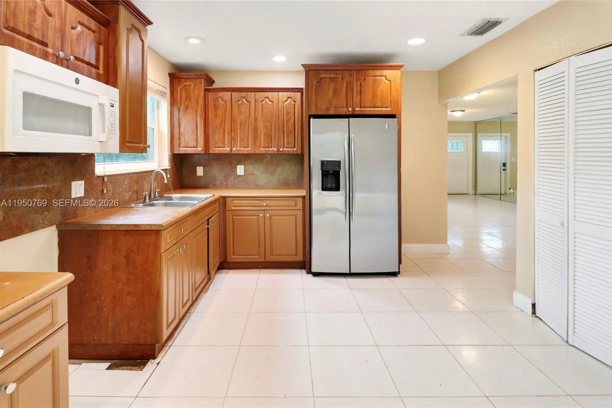 6120 SW 19th St, North Lauderdale FL 33068