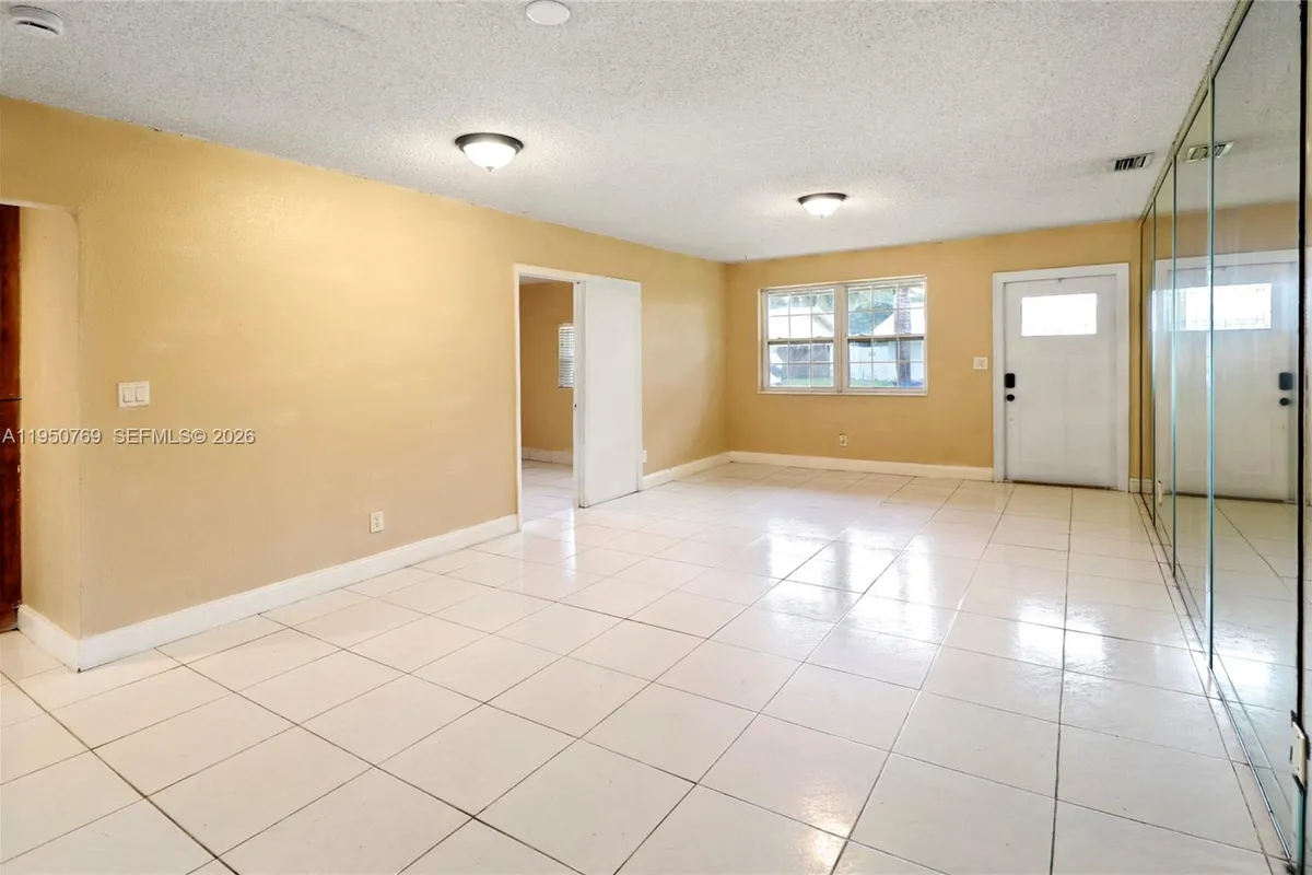 6120 SW 19th St, North Lauderdale FL 33068