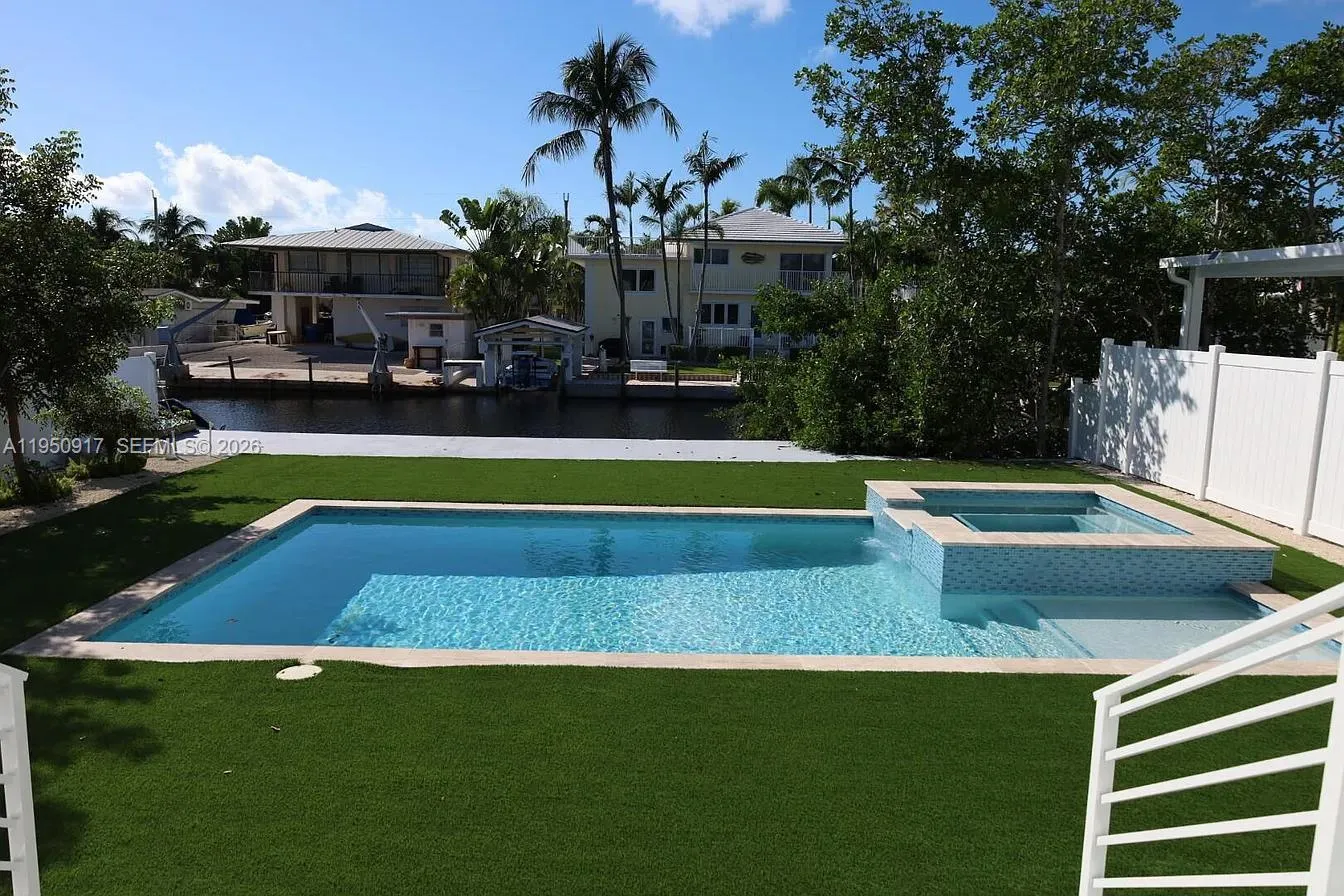 115 Azalea St, Plantation Key FL 33070