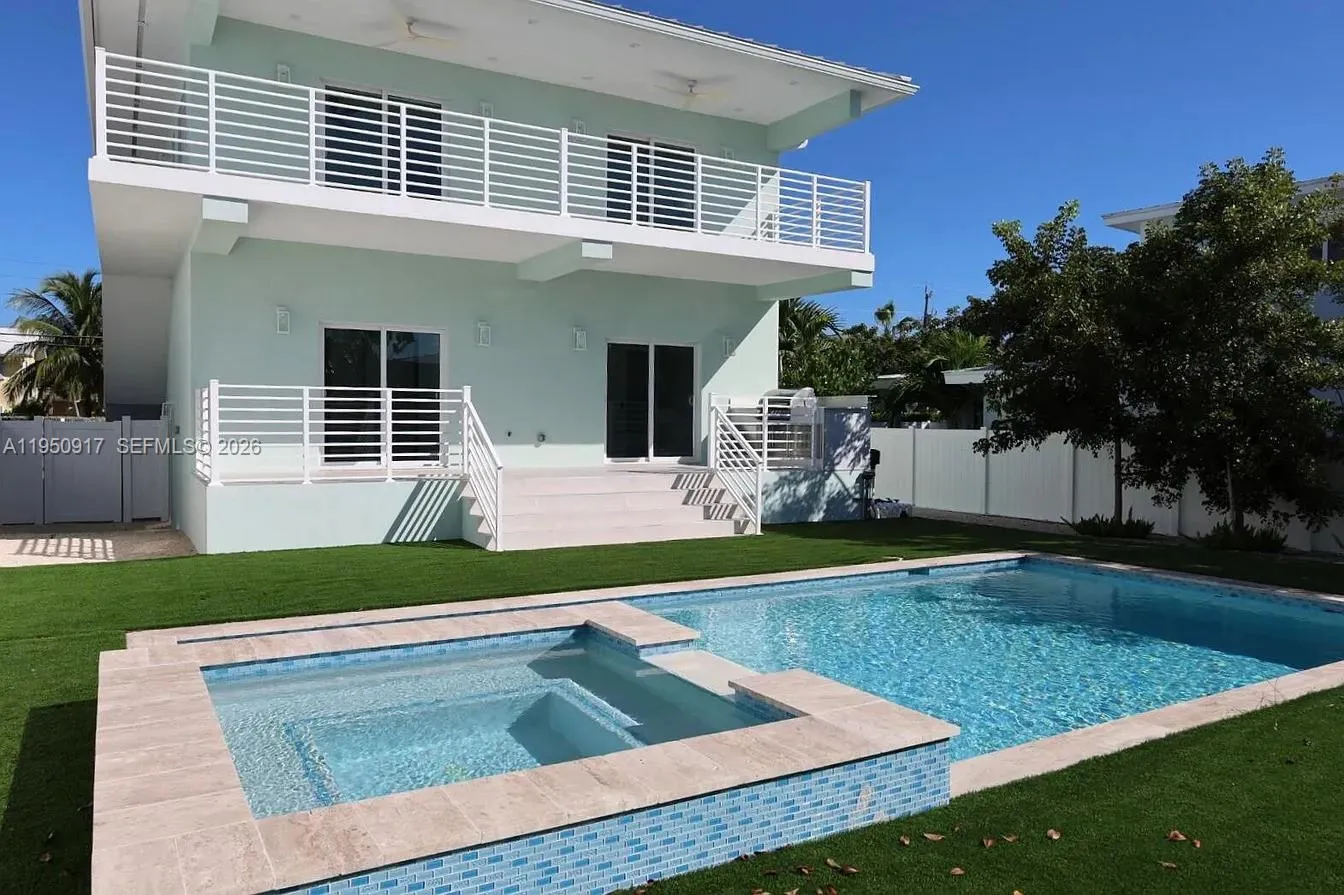 115 Azalea St, Plantation Key FL 33070