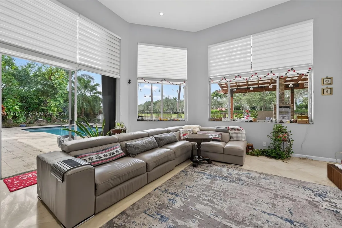 104 Dockside Cir, Weston FL 33327