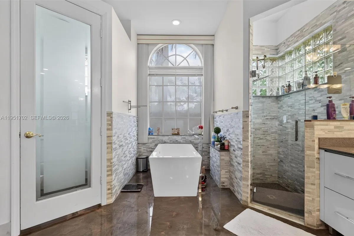 104 Dockside Cir, Weston FL 33327