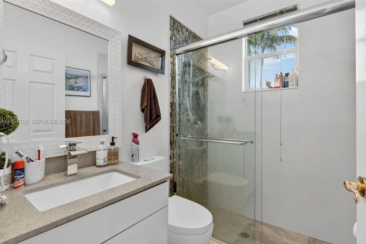 104 Dockside Cir, Weston FL 33327