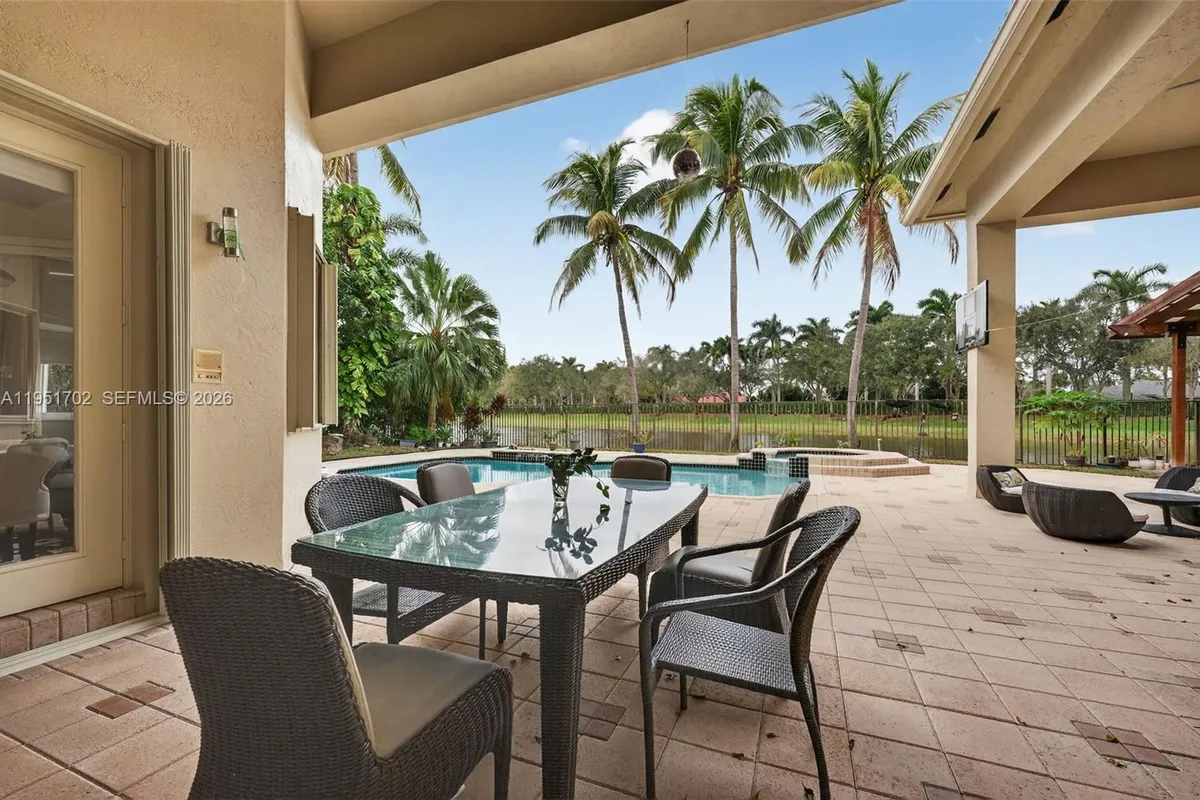 104 Dockside Cir, Weston FL 33327