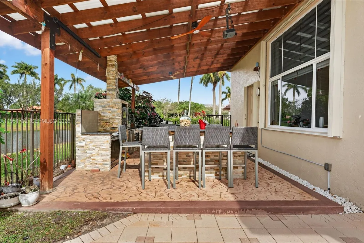 104 Dockside Cir, Weston FL 33327
