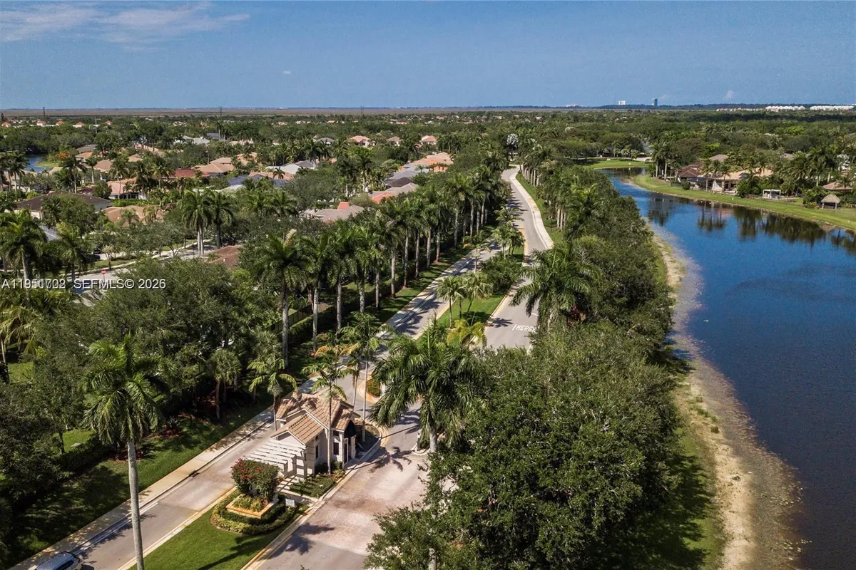 104 Dockside Cir, Weston FL 33327