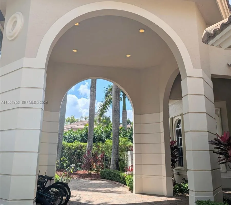 104 Dockside Cir, Weston FL 33327