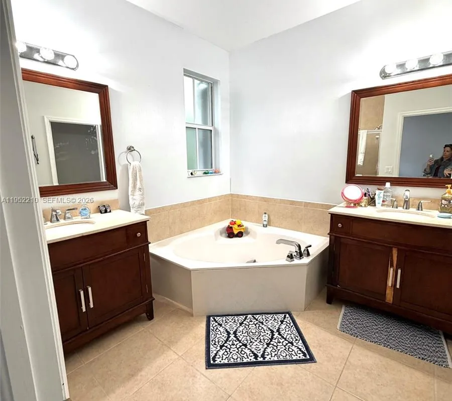 10780 NW 74th Ln, Doral FL 33178