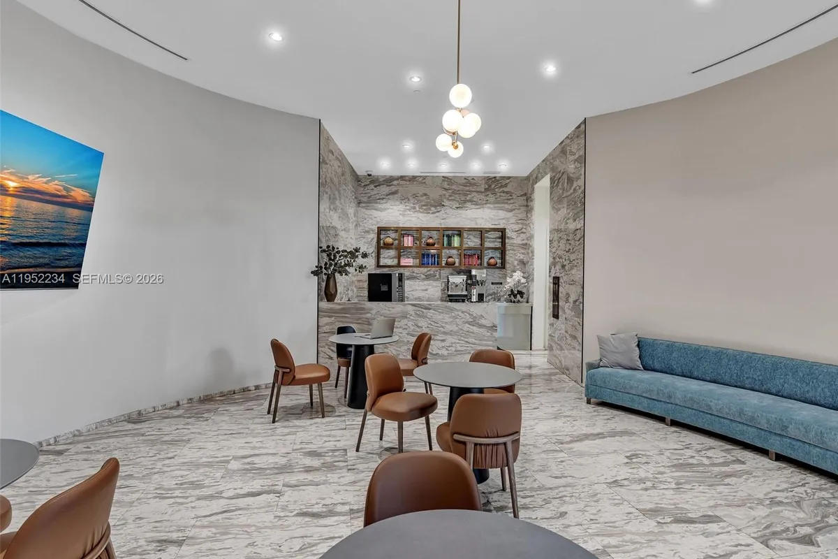 3300 NE 188th St # 718, Aventura FL 33180