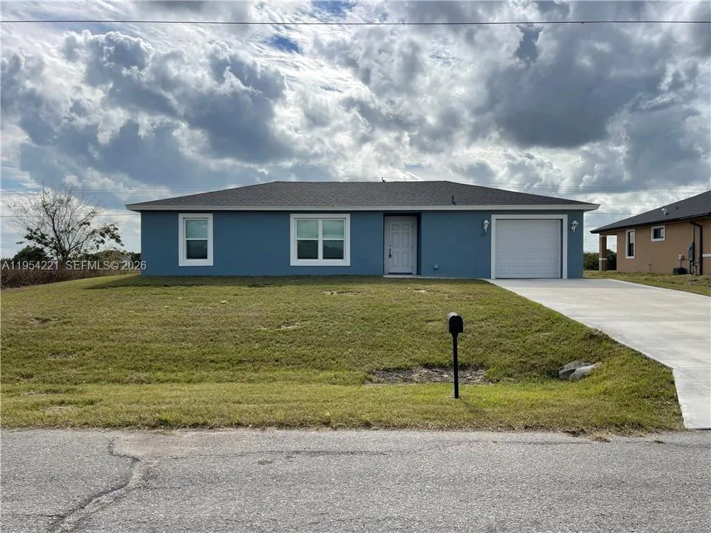 3 bedroom 2 bath for sale at 131 Carousel Ave., La Belle FL 33935