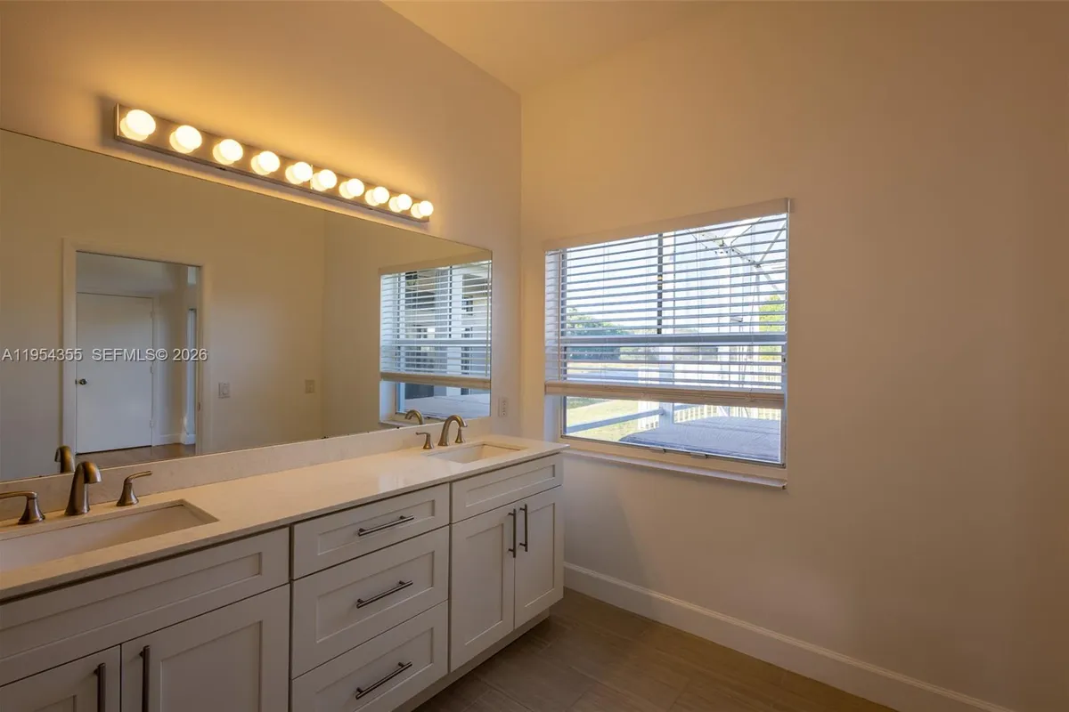 825 Tanglewood Cir, Weston FL 33327