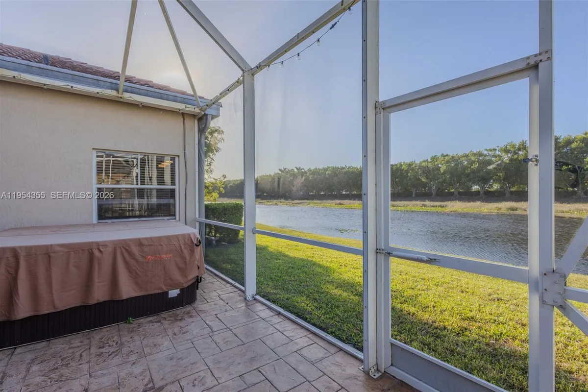 825 Tanglewood Cir, Weston FL 33327