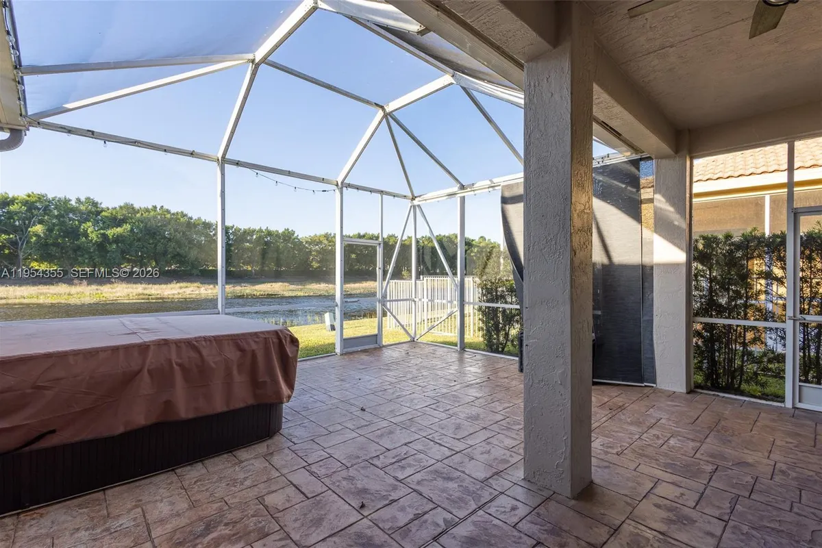 825 Tanglewood Cir, Weston FL 33327