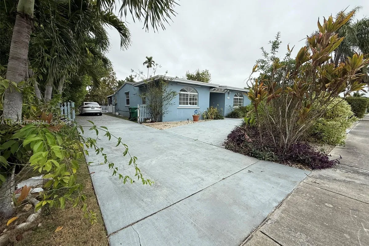 9825 SW 54th St, Miami FL 33165