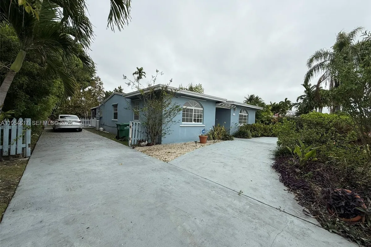 9825 SW 54th St, Miami FL 33165